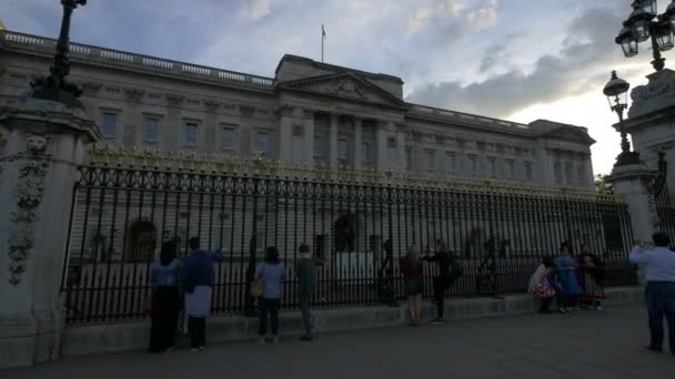 Τουρίστες Στο Παλάτι Του Μπάκιγχαμ — Αρχείο Βίντεο