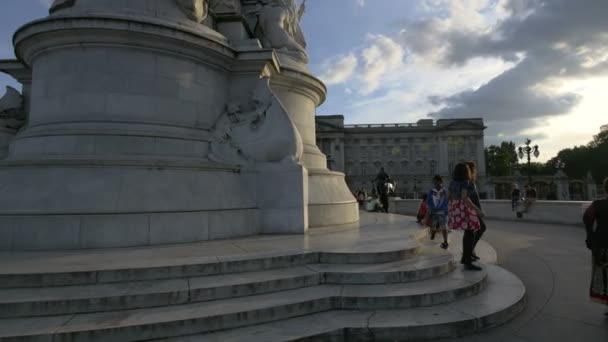 Dzieci Bawiące Się Wokół Piedestału Victoria Memorial — Wideo stockowe