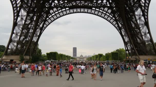 Turistas Bajo Torre Eiffel — Vídeos de Stock