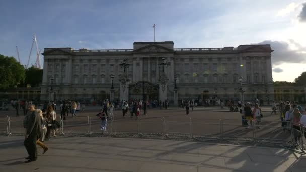 Toeristen Bezoeken Het Buckingham Palace — Stockvideo