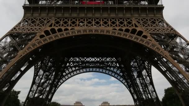 Incline Torre Eiffel Dia Nublado — Vídeo de Stock