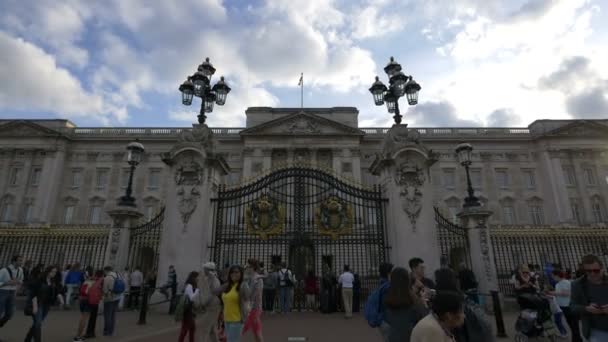 Τουρίστες Μπροστά Από Παλάτι Του Μπάκιγχαμ — Αρχείο Βίντεο