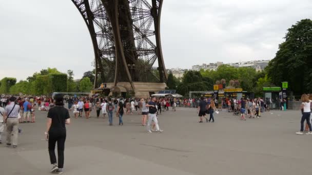 Mensen Lopen Onder Eiffeltoren — Stockvideo
