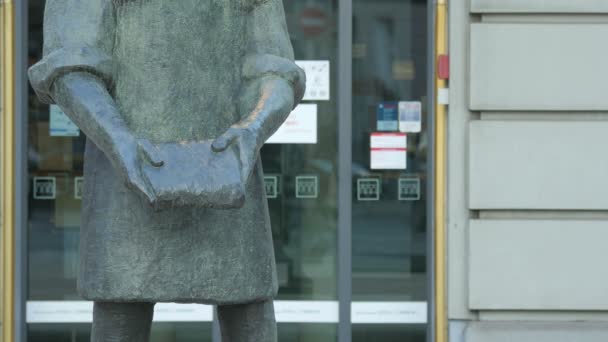 Manos Estatua Sosteniendo Libro — Vídeo de stock