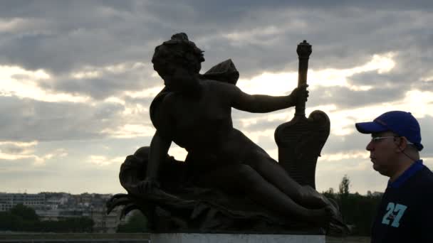 Contre Jour Einer Statue — Stockvideo