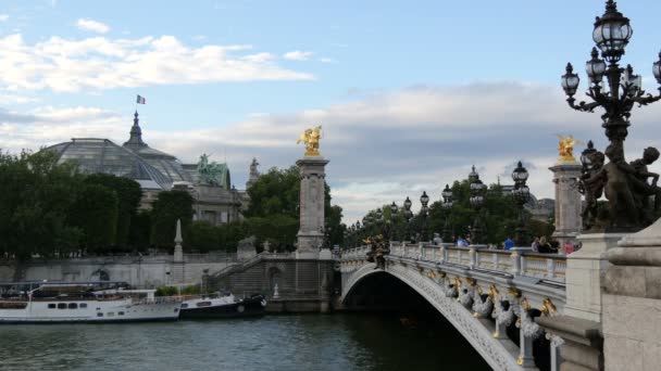 Pont Alexandre Iii Sobre Rio Sena — Vídeo de Stock