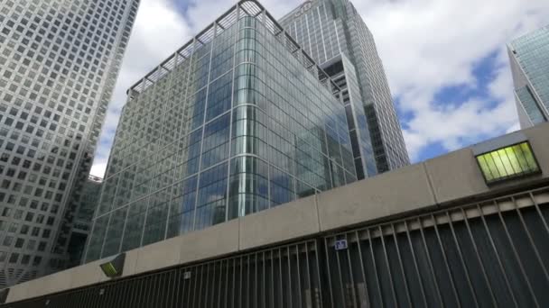 Bajo Ángulo Edificios Canary Wharf — Vídeos de Stock