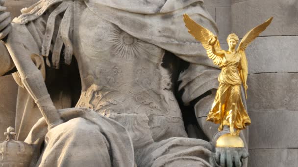 Utsikt Över Golden Angels Staty — Stockvideo