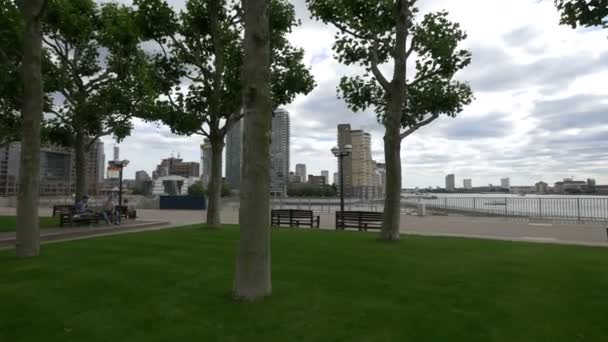 Park Aan Rivier Canary Wharf Londen — Stockvideo