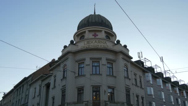 Das Gebäude Der Rot Kreuz Apotheke Zagreb — Stockvideo