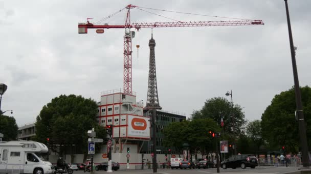 Guindaste Vermelho Torre Eiffel — Vídeo de Stock