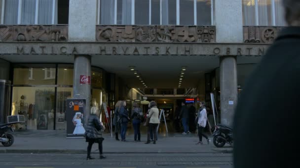 Alışveriş Galerisinin Önündeki Insanlar — Stok video