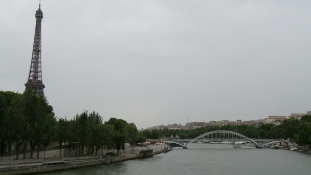 Eiffel Tower Seine River Passarelle Debilly — Stock video