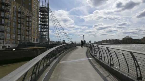 Fußgängerbrücke Über Die Themse London — Stockvideo