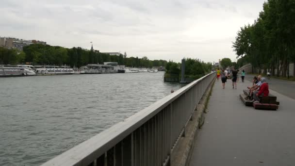 Personas Relajándose Paseo Marítimo Del Río Sena — Vídeo de stock