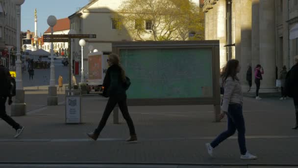 Άνθρωποι Περπατούν Δίπλα Από Ένα Χάρτη Της Πόλης — Αρχείο Βίντεο