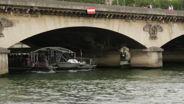 Barco Turístico Navegando Bajo Puente Jena — Vídeos de Stock