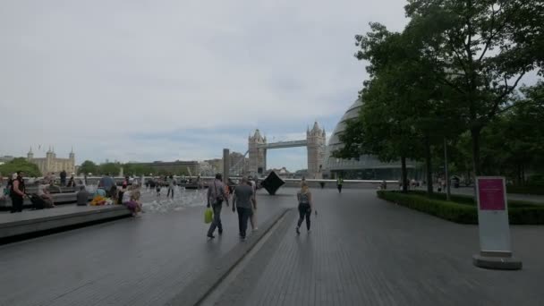 Les Gens Relaxent Marchent Bord Rivière Londonienne — Video