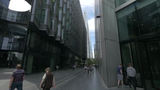 Άνθρωποι Περπατούν Στο Ριβερσάιντ Του Λονδίνου — Αρχείο Βίντεο
