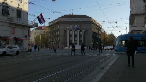 Verkehr Einer Straßenkreuzung — Stockvideo