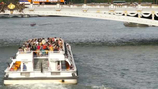 Barco Turístico Navegando Hacia Pont Alexandre Iii — Vídeos de Stock