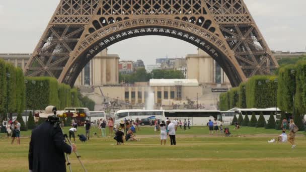 Man Taking Pictures Eiffel Tower — Stock Video