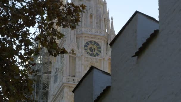 Ein Uhrturm Hinter Einem Gebäude — Stockvideo