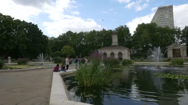 Touristen Entspannen Sich Einem Teich Italienischen Garten — Stockvideo