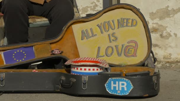 Ein Offener Gitarrenkoffer Auf Einer Straße — Stockvideo