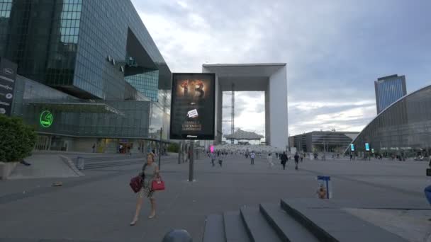 Turistas Caminhando Dfense — Vídeo de Stock