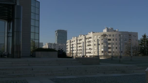 Een Man Die Langs Een Modern Gebouw Loopt — Stockvideo