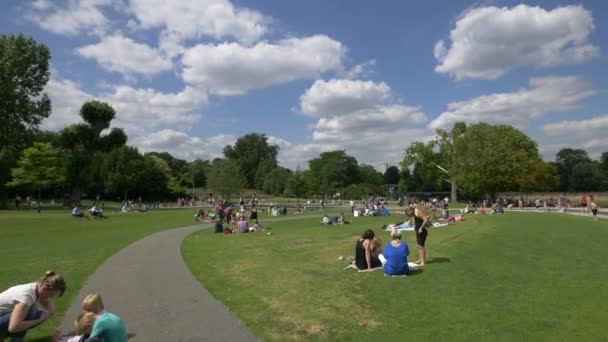 Adultes Enfants Relaxant Hyde Park — Video