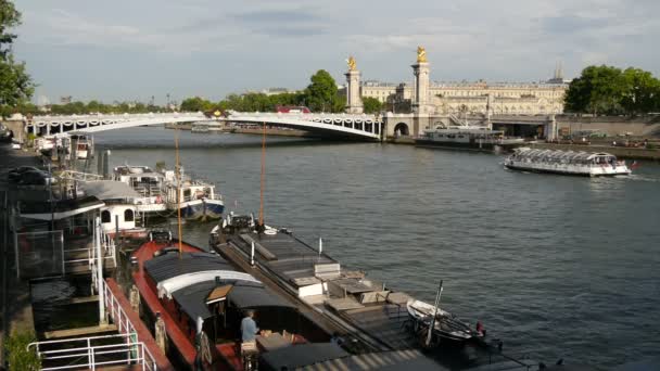 Bateau Touristique Flottant Sur Seine — Video