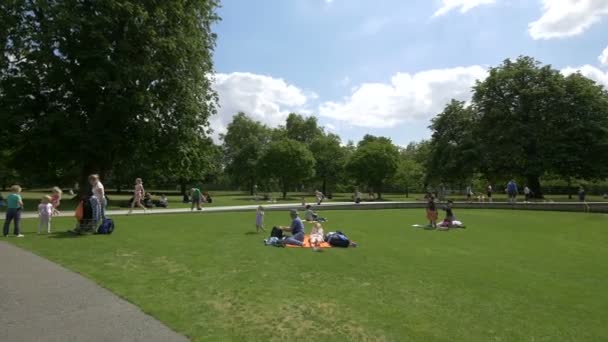 Kinderen Volwassenen Hyde Park — Stockvideo