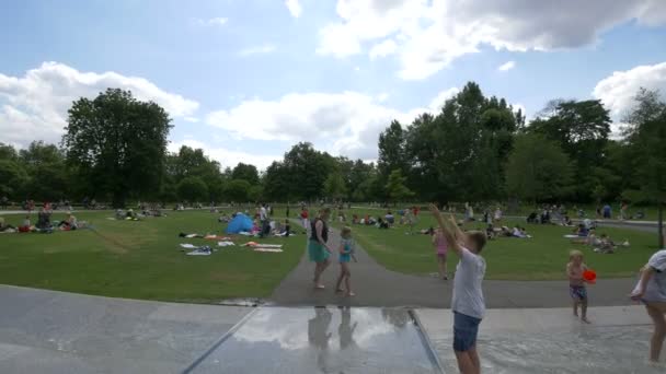 ダイアナ妃記念噴水で遊ぶ子供たち — ストック動画