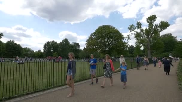 Egy Sikátorban Sétálok Londoni Hyde Parkban — Stock videók
