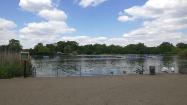 Barcos Azuis Flutuando Lago Serpentine — Vídeo de Stock