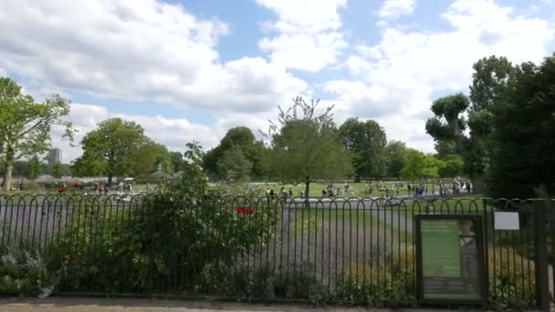 Toeristen Rond Diana Princess Memorial Fountain — Stockvideo