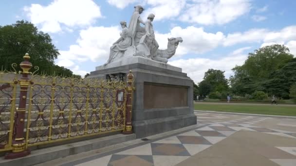 Standbeelden Sculpturen Het Albert Memorial — Stockvideo