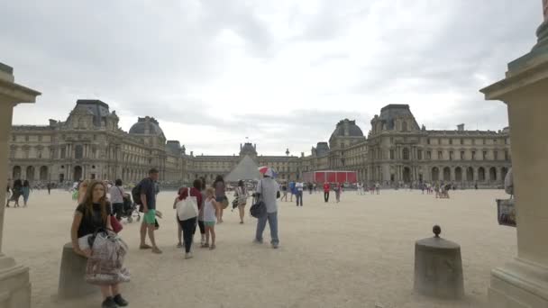 Street Vendors Tourists Courtyard Louvre — Stock Video