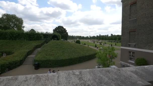 ケンジントン宮殿から見たケンジントン庭園 — ストック動画