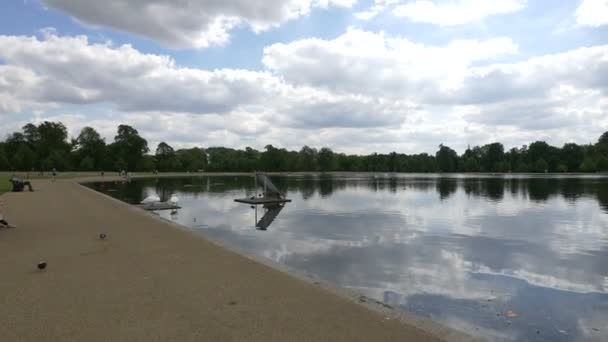 肯辛顿花园的圆形池塘湖 — 图库视频影像