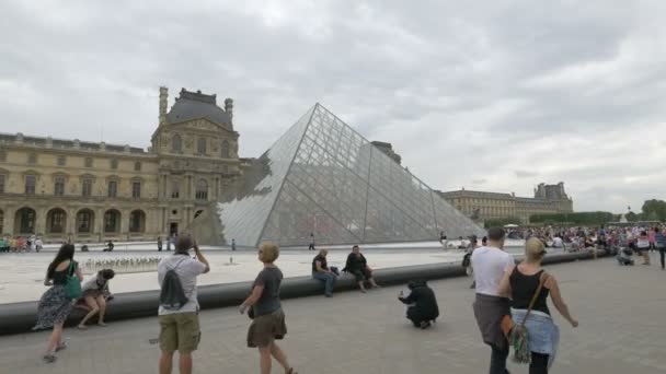 Louvreská Pyramida Napoleonově Nádvoří — Stock video