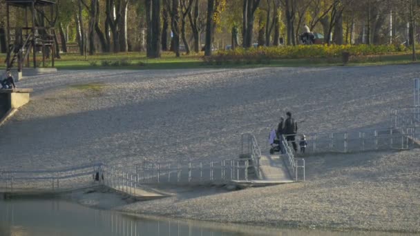 Una Familia Caminando Cerca Lago — Vídeos de Stock