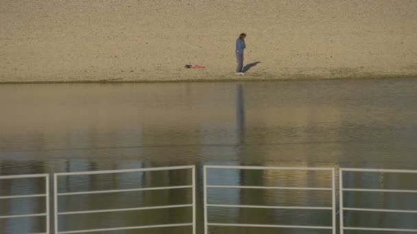 一个站在湖边的女人 — 图库视频影像