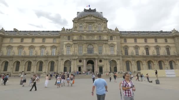 Туристы Дворе Лувра — стоковое видео