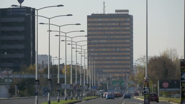 Verkeer Een Straat Met Hoge Gebouwen — Stockvideo