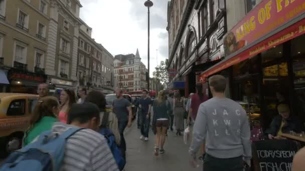 Πλήθος Στην Οδό Cranbourn Στο Λονδίνο — Αρχείο Βίντεο