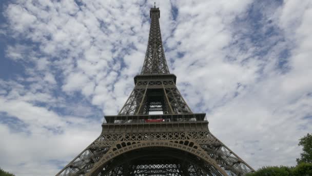 Ángulo Bajo Torre Eiffel — Vídeo de stock
