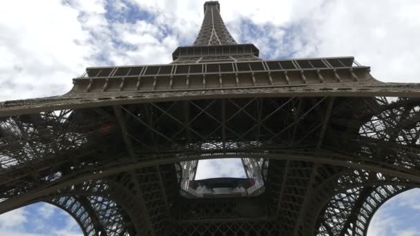 Ángulo Bajo Torre Eiffel — Vídeos de Stock